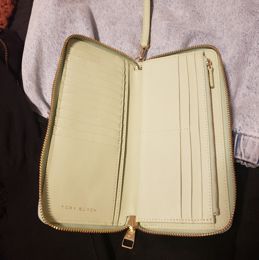 Beautiful Tory Burch Zip Wallet - Picture 4 of 10